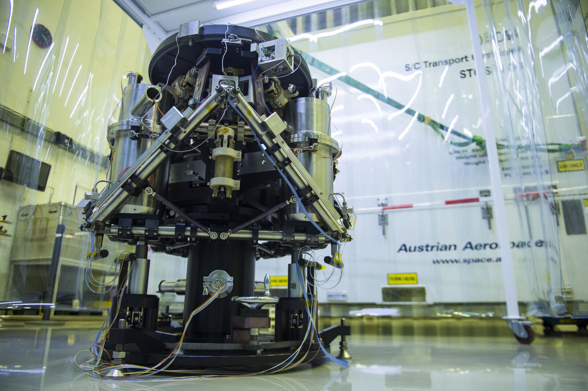 大型6自由度飞行模拟器动力学运动平台